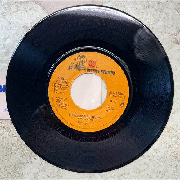 Neil Young Human Highway / Four Strong Winds 45 Rock 1978 Reprise 1396 VG+ - Picture 4 of 6
